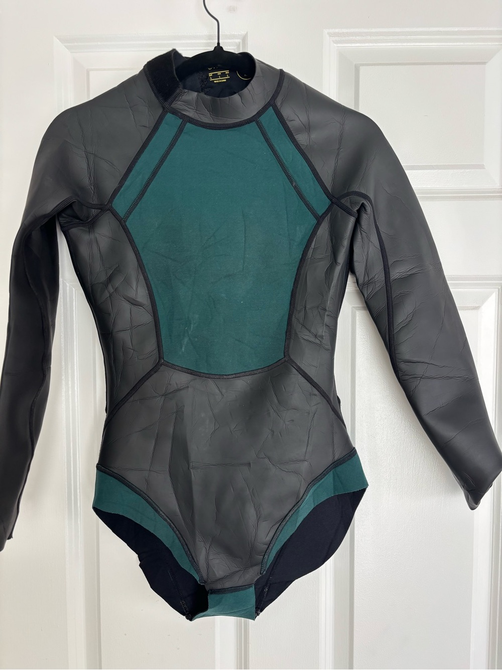 Women’s  Green and Black Wetsuit large 1 mm . Worn only 2x
